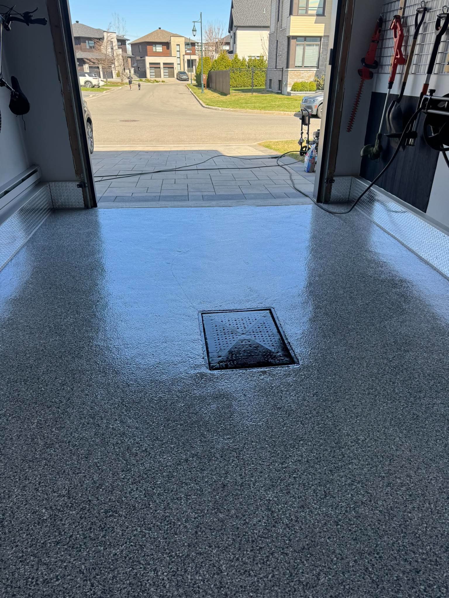 Plancher époxy brillant garage